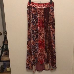 Maxi skirt, velvet, with high slit.